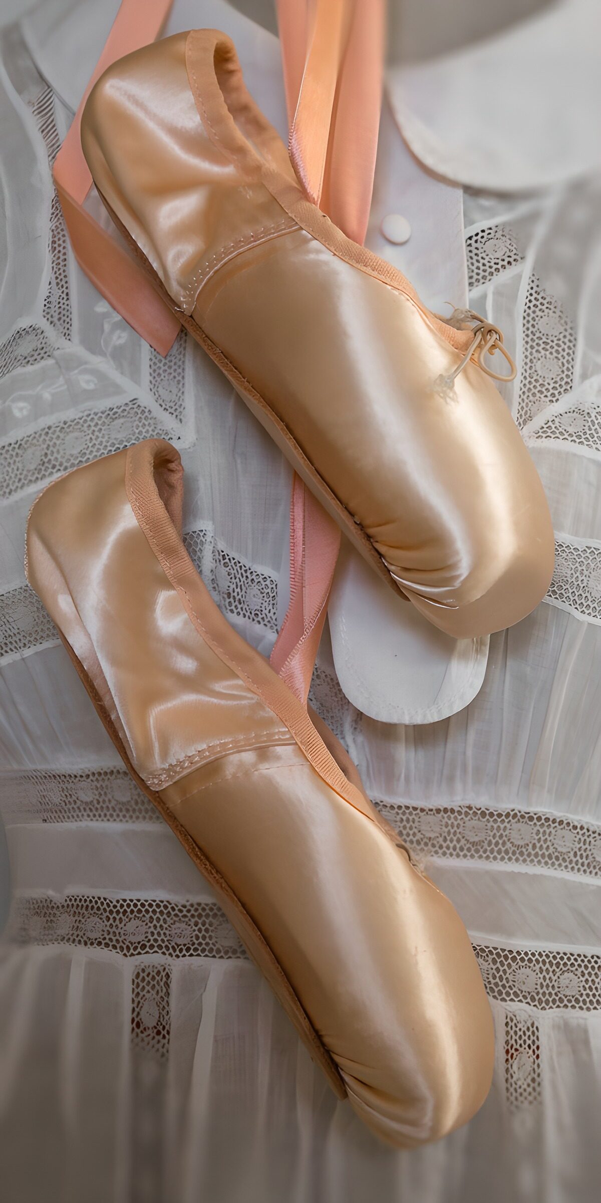 Rosa Spitzenschuhe auf weißer Spitze