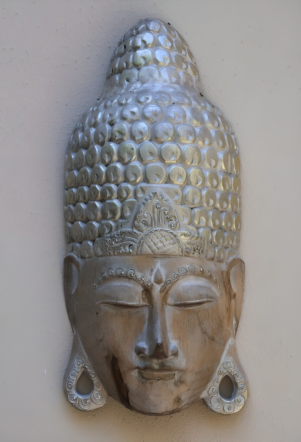 Buddha-Holzmaske mit silbernem Schimmer