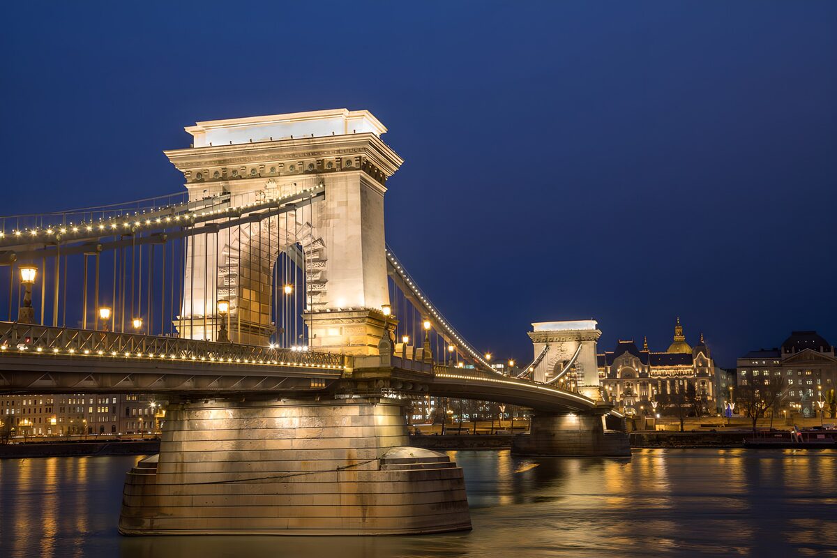 Die Kettenbrücke bei Nacht