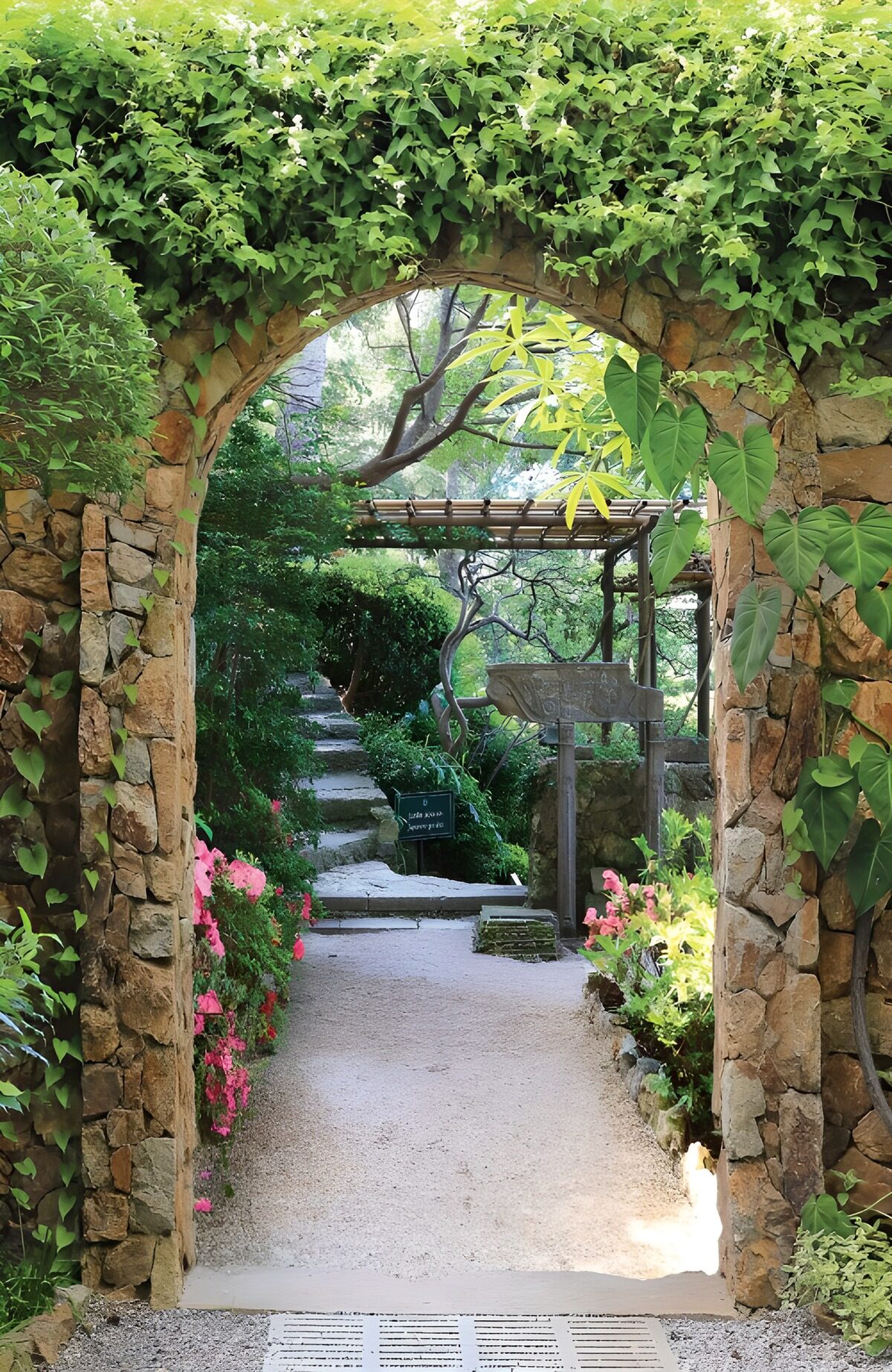 Steinbogen zum schattigen Garten