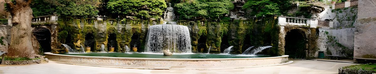 Gartenbrunnen vor schattigen Grotten
