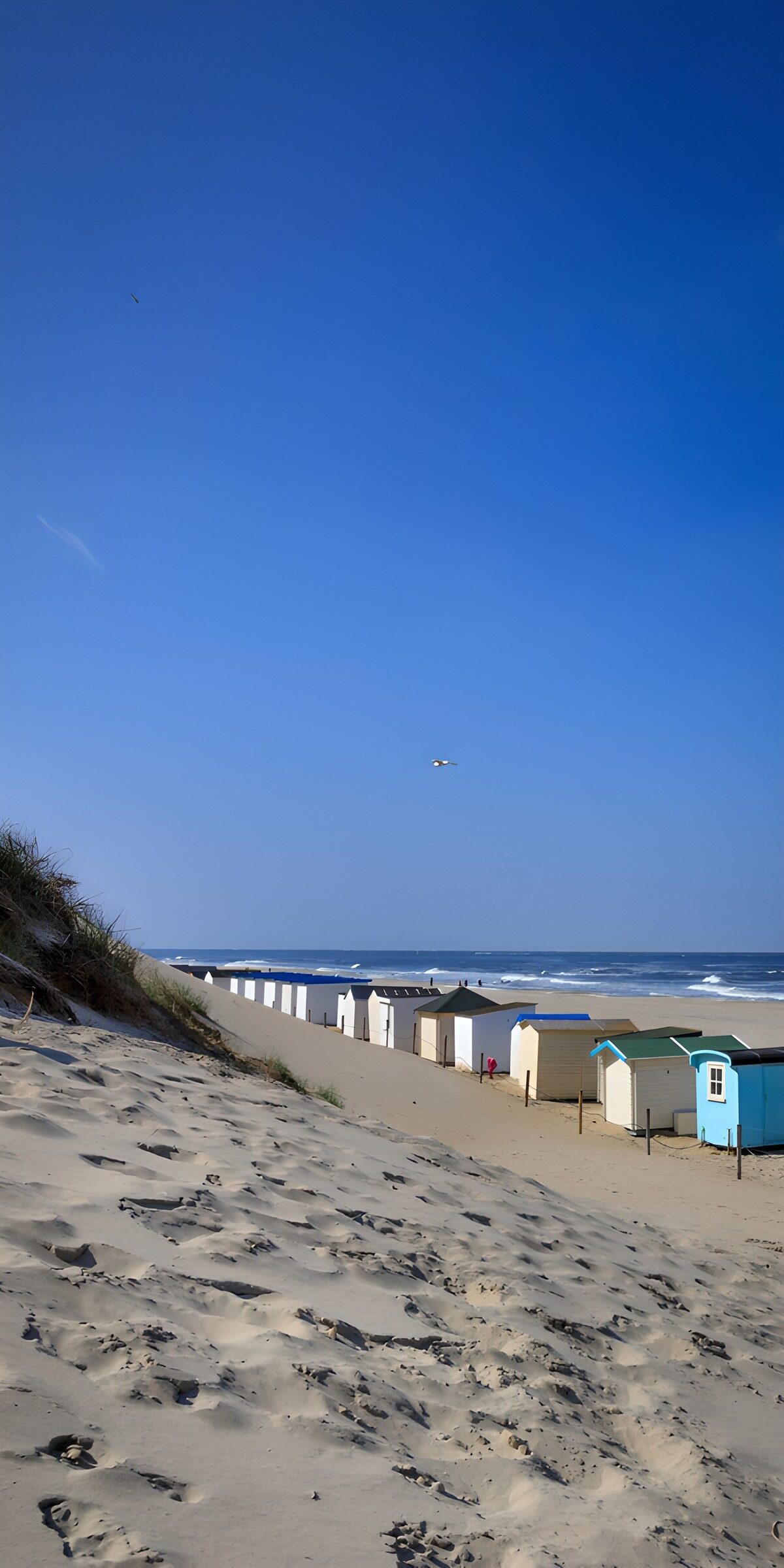Strandhütten zwischen Düne und Meer