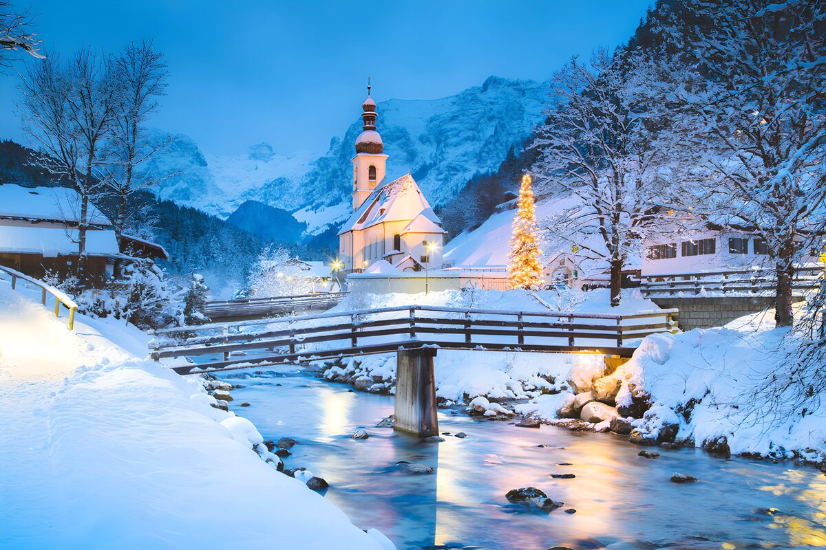 Dorfkirche am Bach in der Winterdämmerung