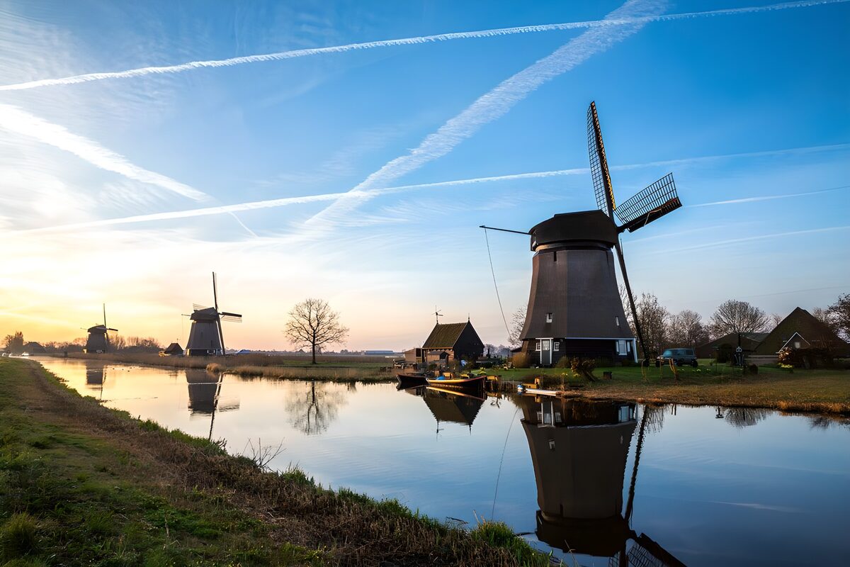 Windmühlen am Kanal im goldenen Licht