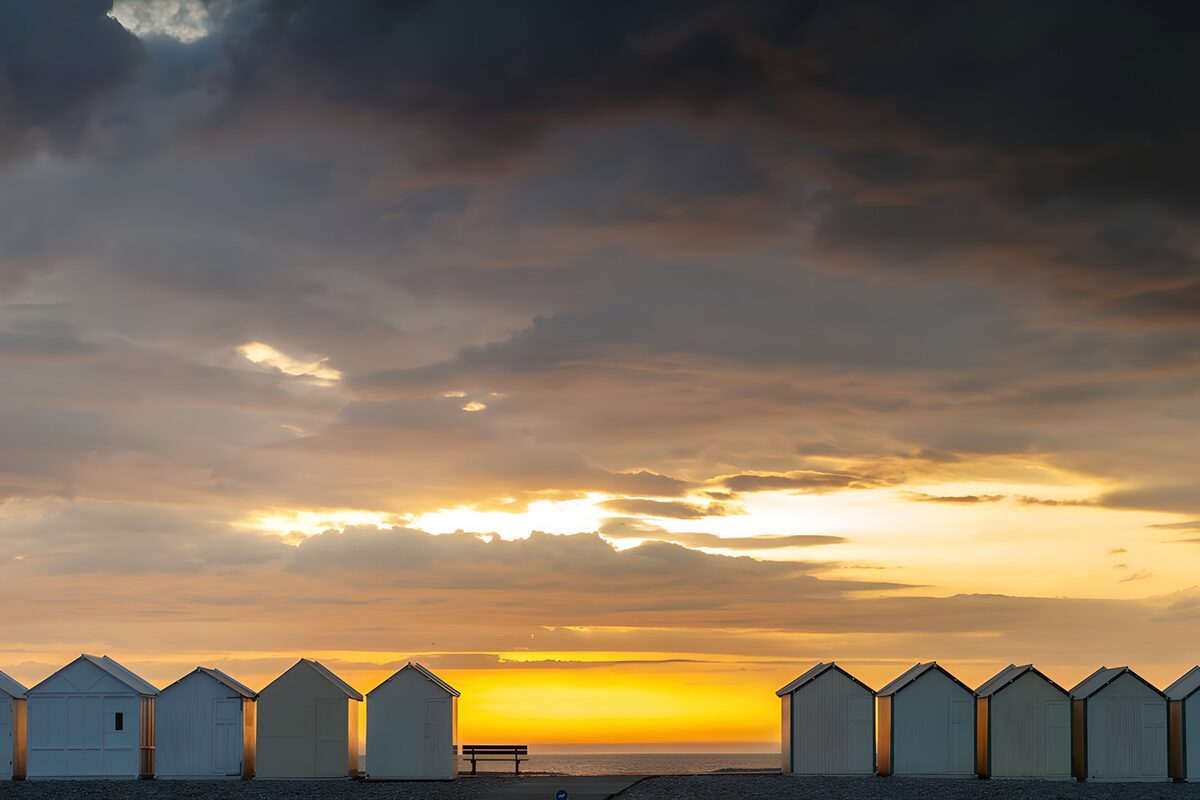 Strandhütten im goldenen Abendlicht