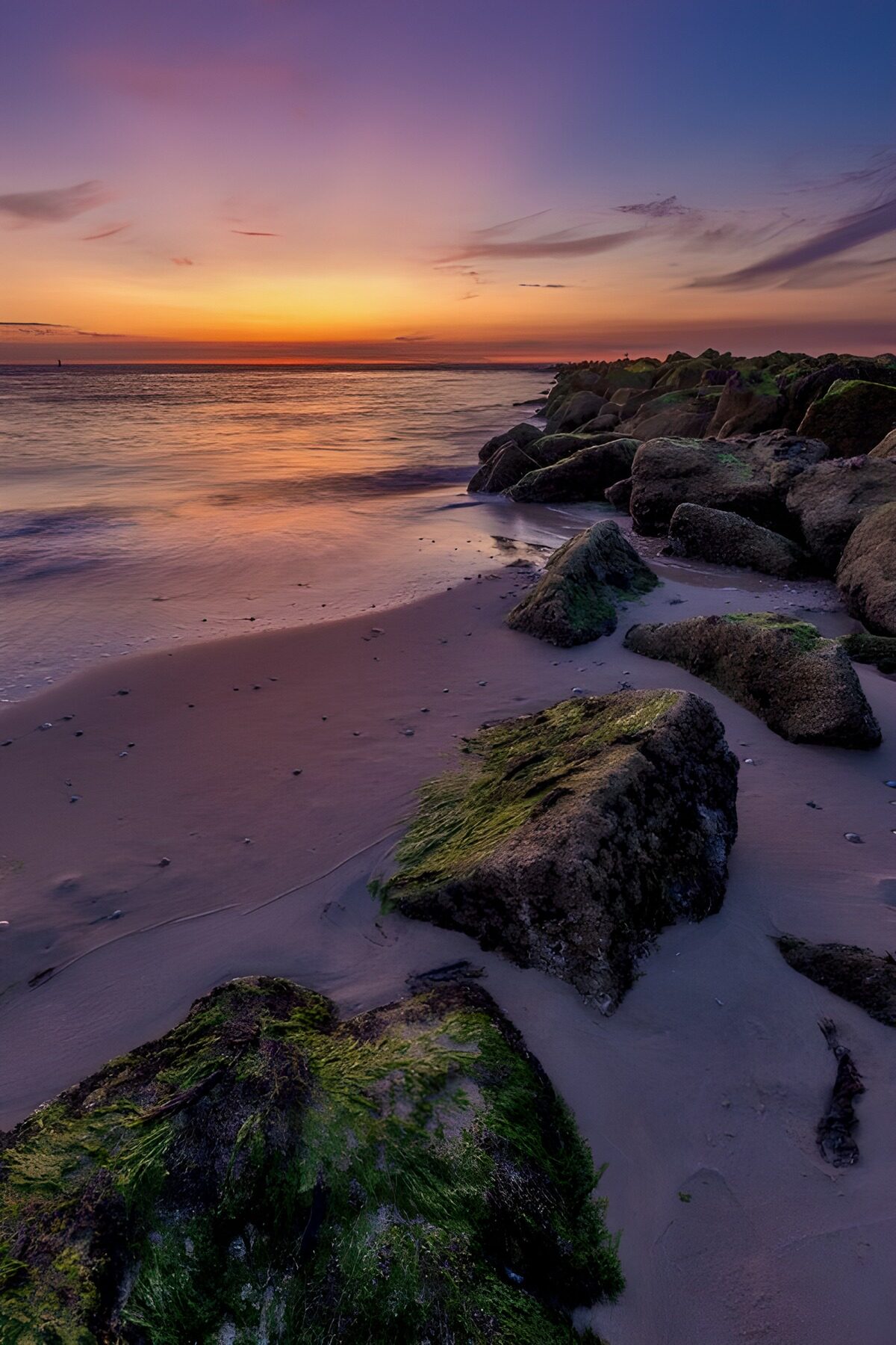 Felsiger Strand im sanften Abendlicht