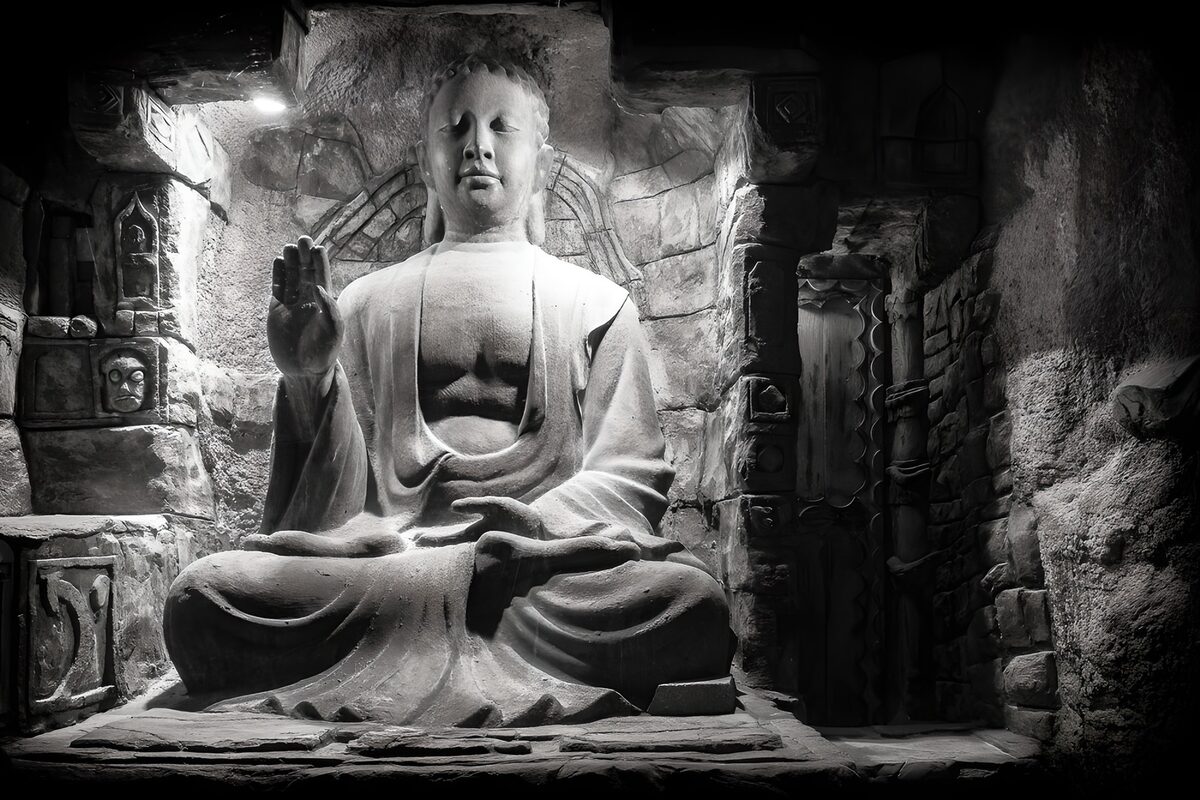 Sitzender Steinbuddha in Schwarzweiß