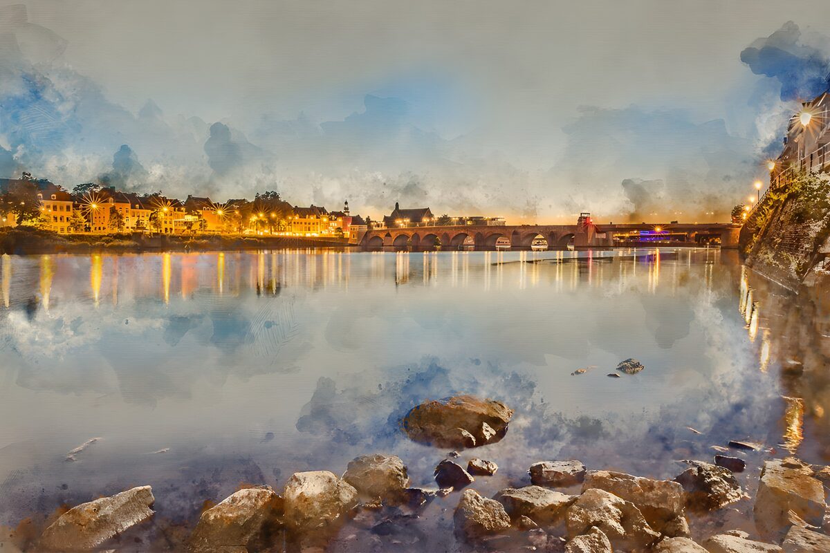 Bogenbrücke über dem Fluss im Abendlicht
