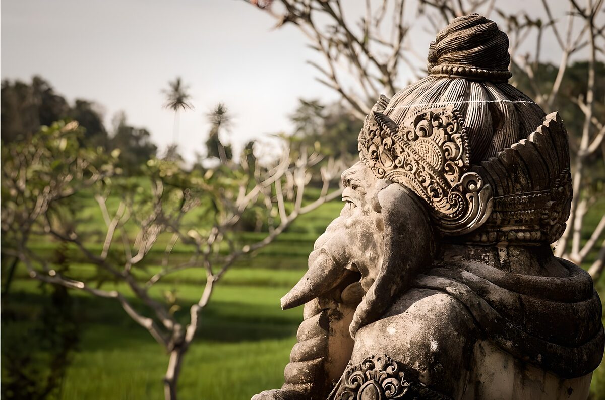 Ganesha aus Stein im stillen Garten