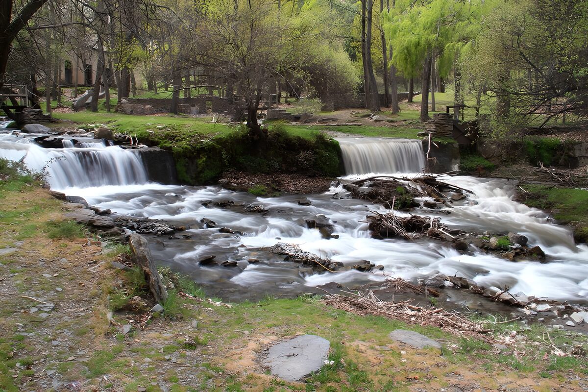 Zwei kleine Wasserfälle im Frühlingsgrün