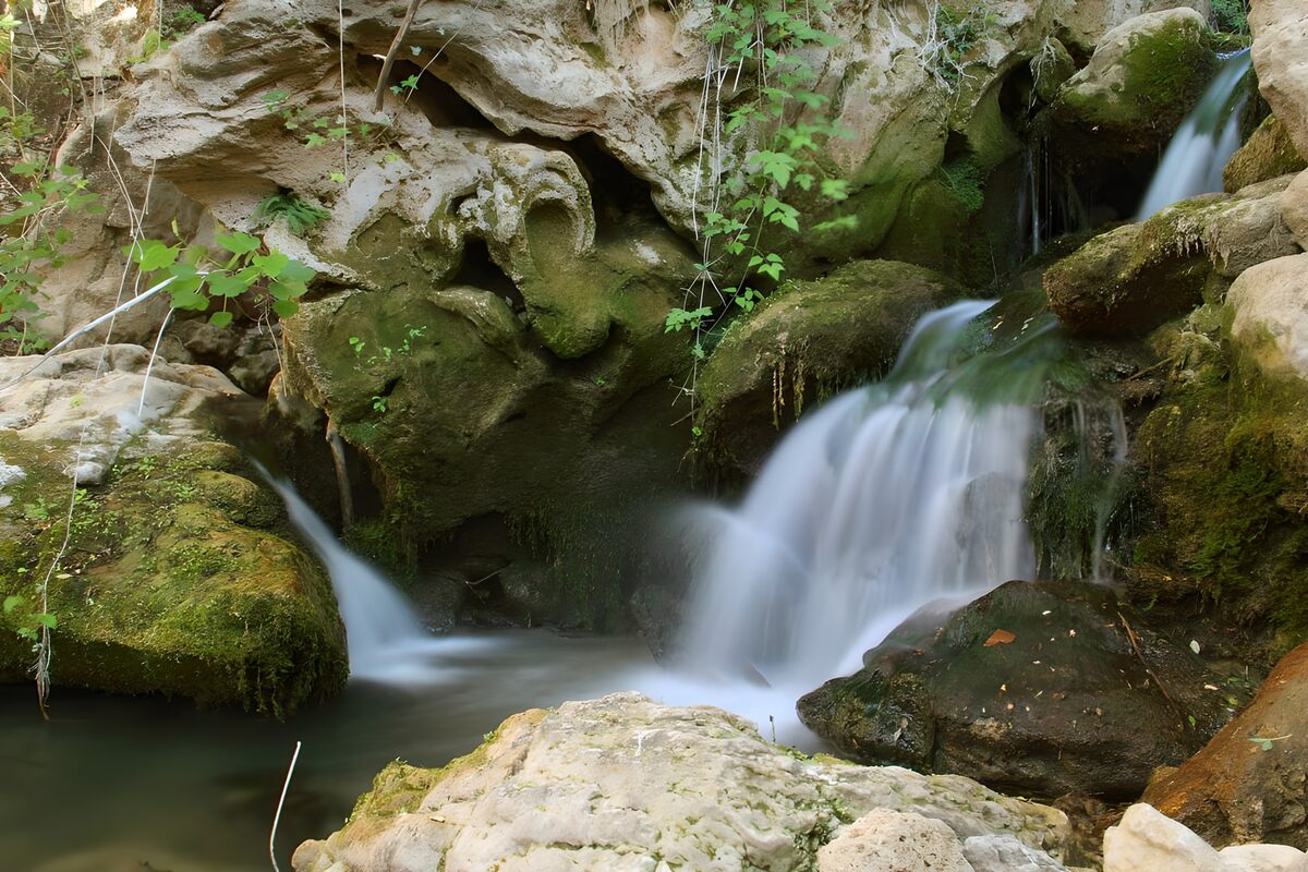 Kleiner Wasserfall zwischen moosigen Felsen