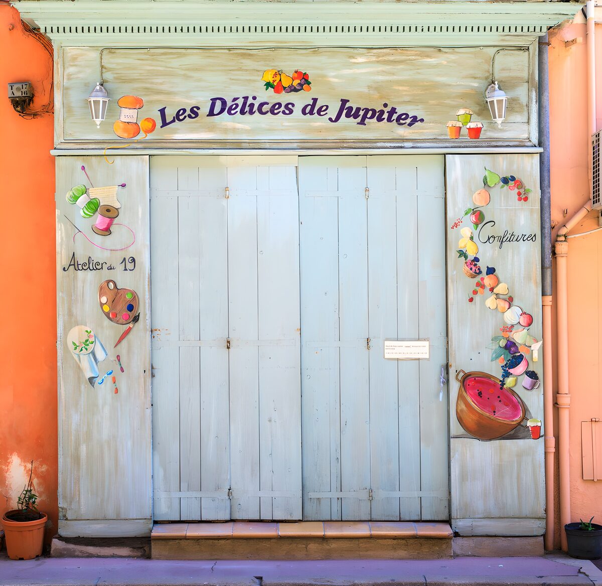 Bemalte Ladenfront in Blaugrün und Orange