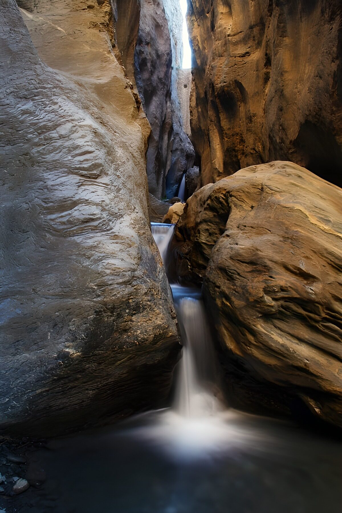 Wasserfälle in der schattigen Felsschlucht