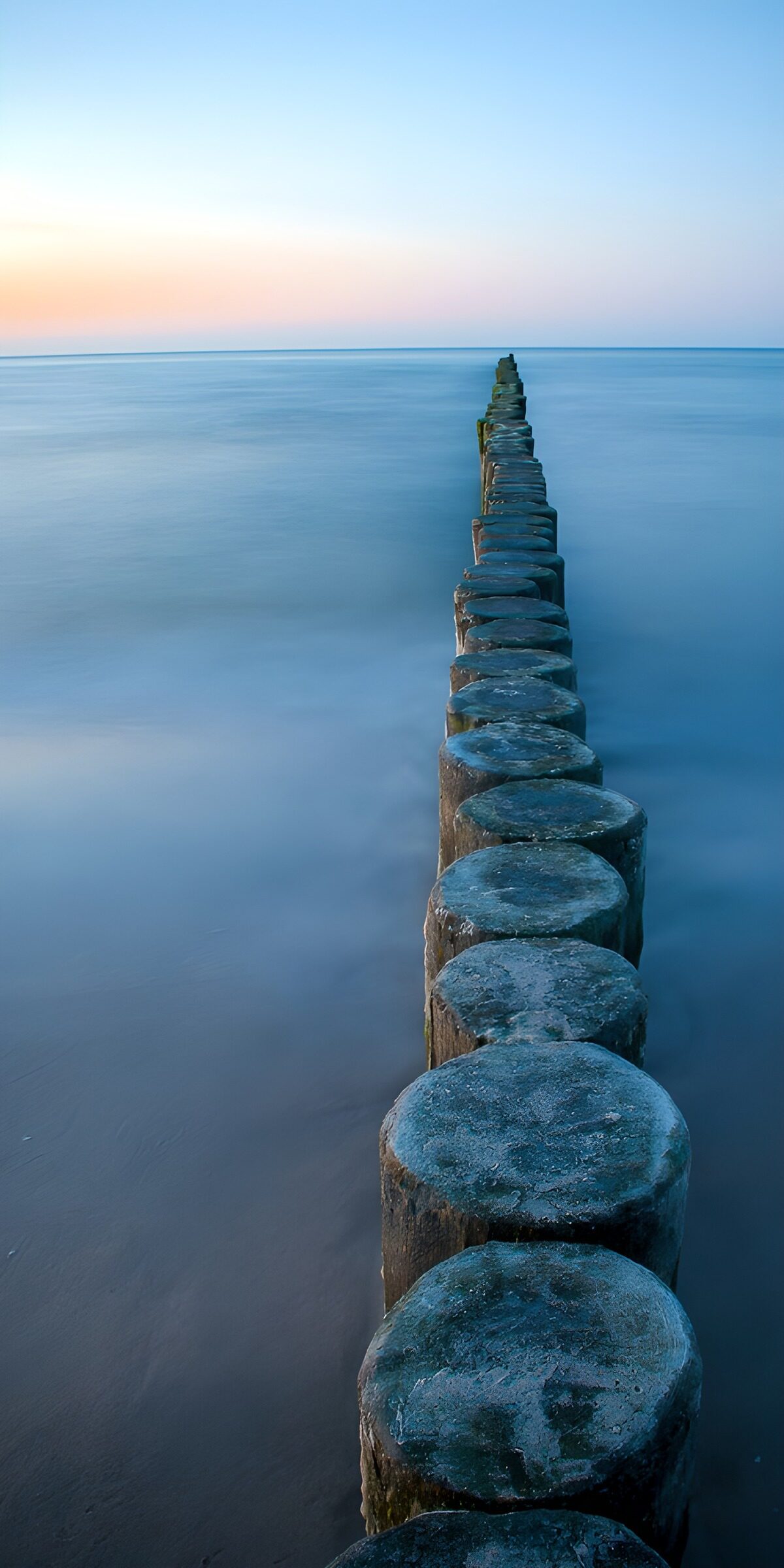Holzbuhne im blauen Meer