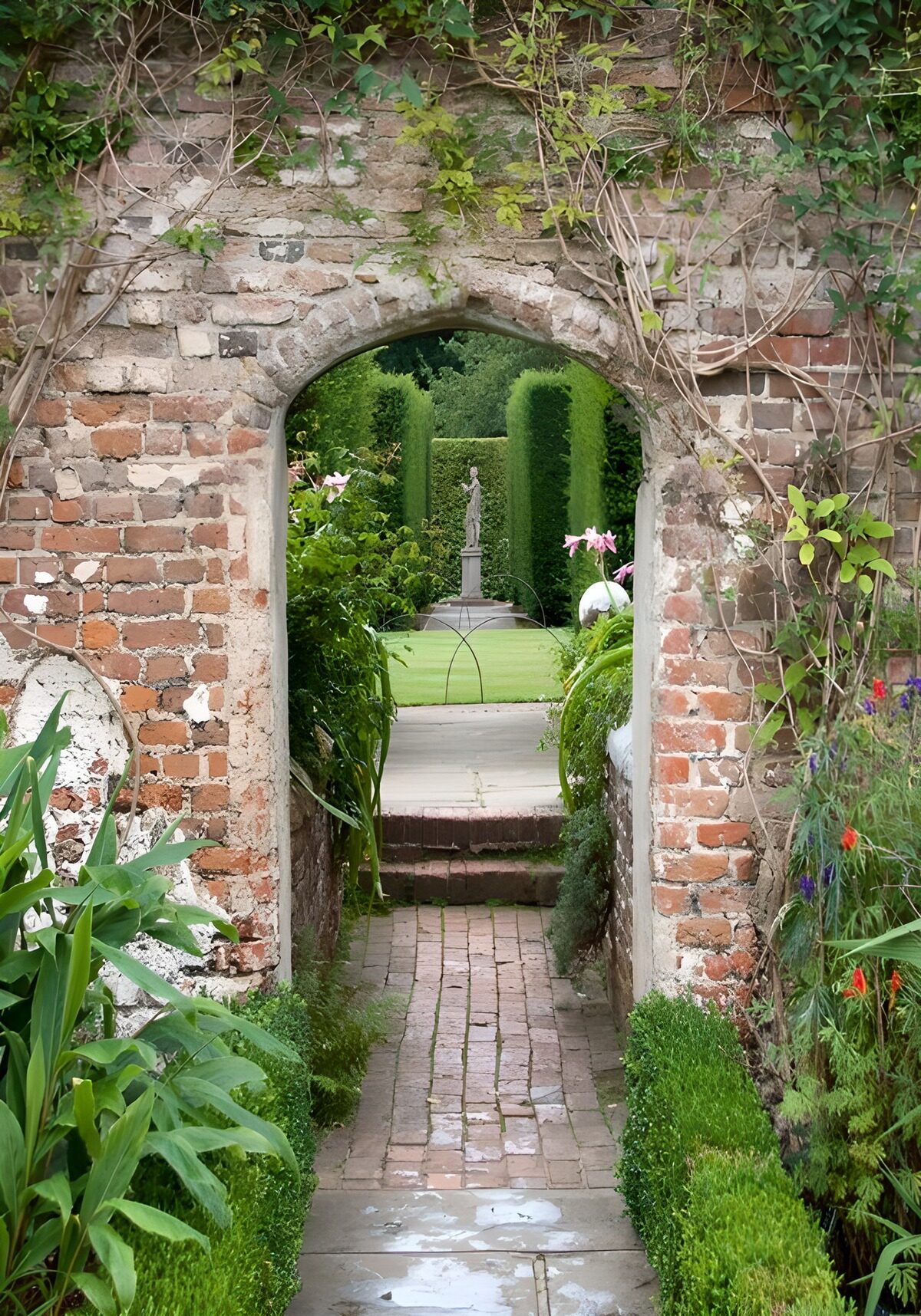 Gartenweg durch den alten Backsteinbogen
