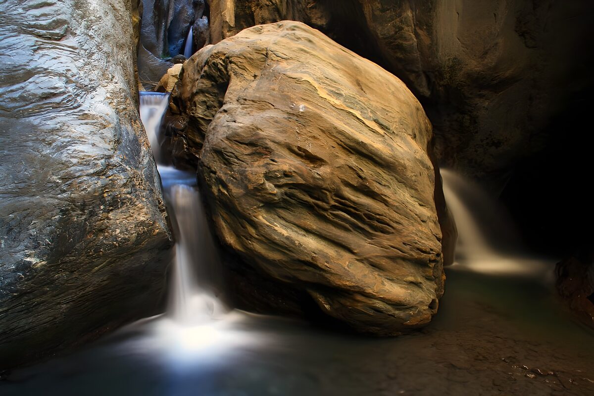 Kleine Wasserfälle am mächtigen Felsblock