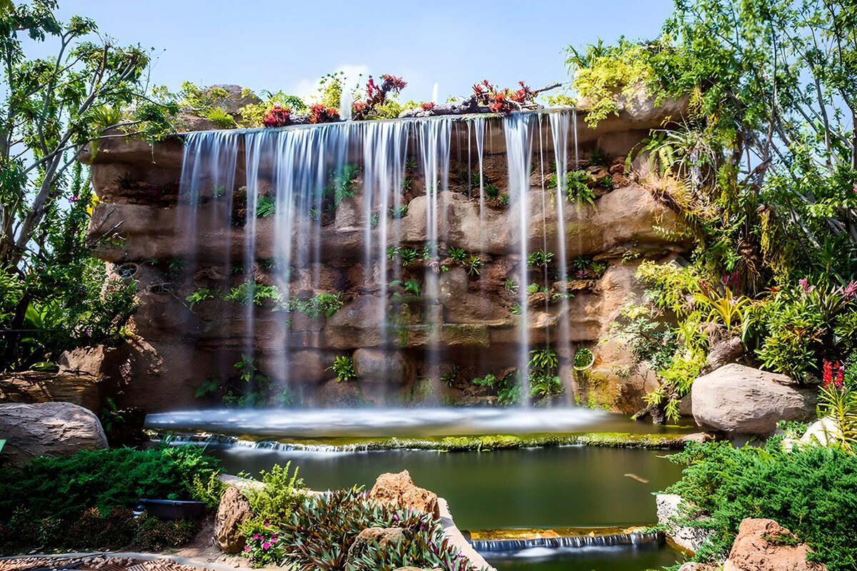 Gartenwasserfall zwischen Fels und Grün