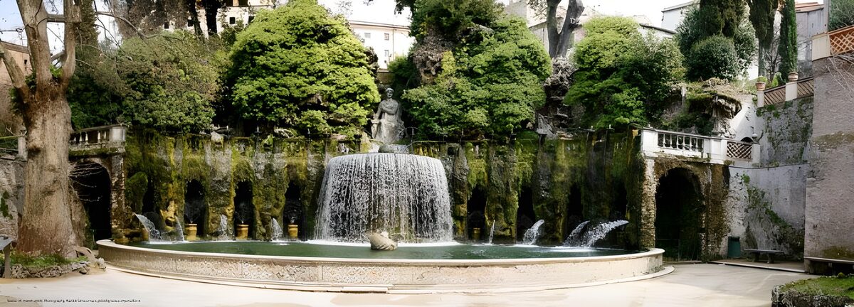 Gartenbrunnen vor moosgrünen Grotten