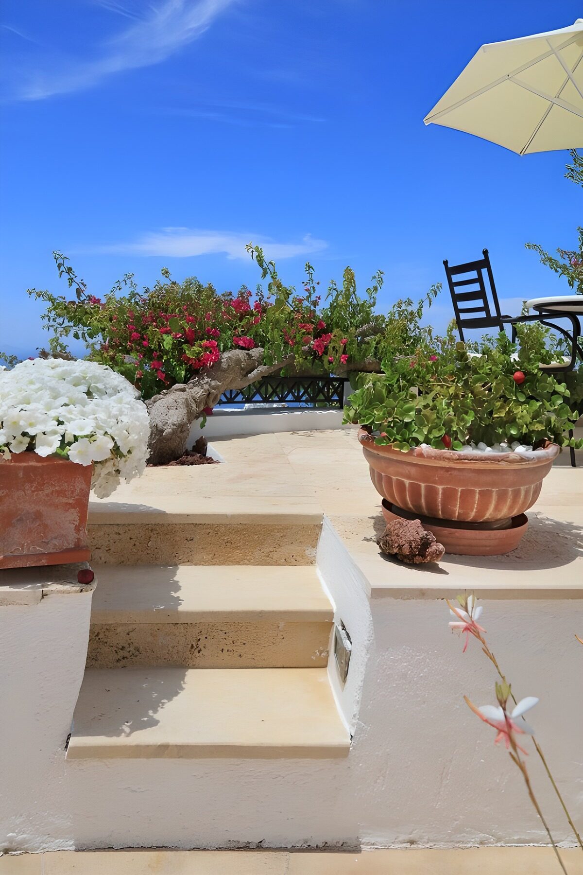 Sonnige Terrasse mit Steintreppe