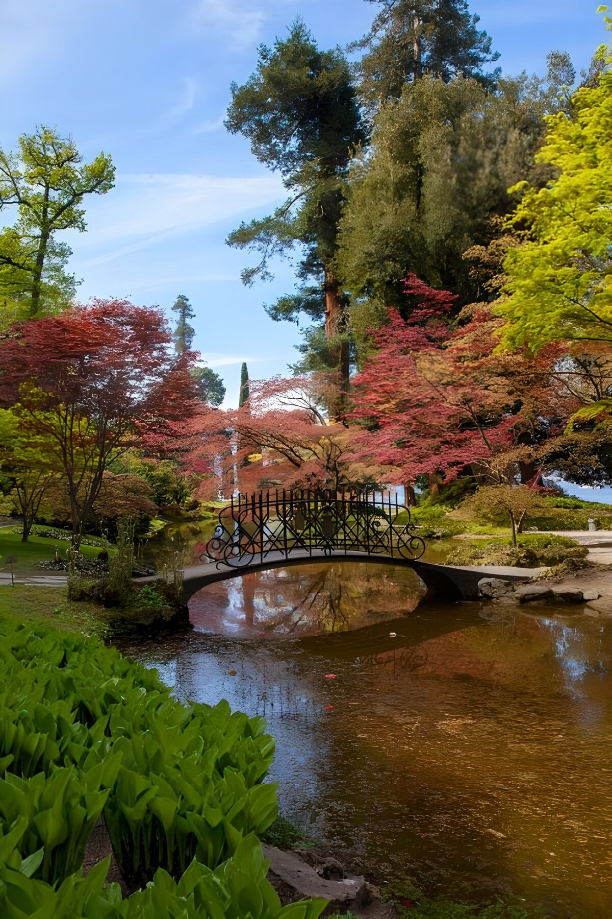 Bogenbrücke am stillen Gartenteich