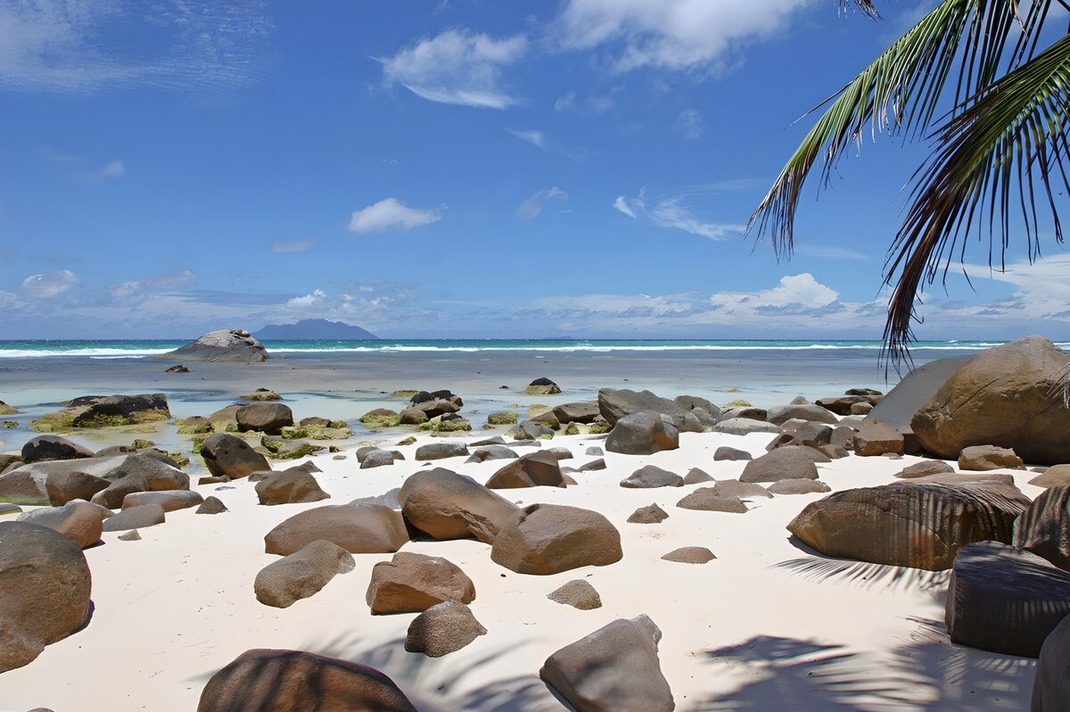Tropenstrand mit Felsen und türkisblauem Meer