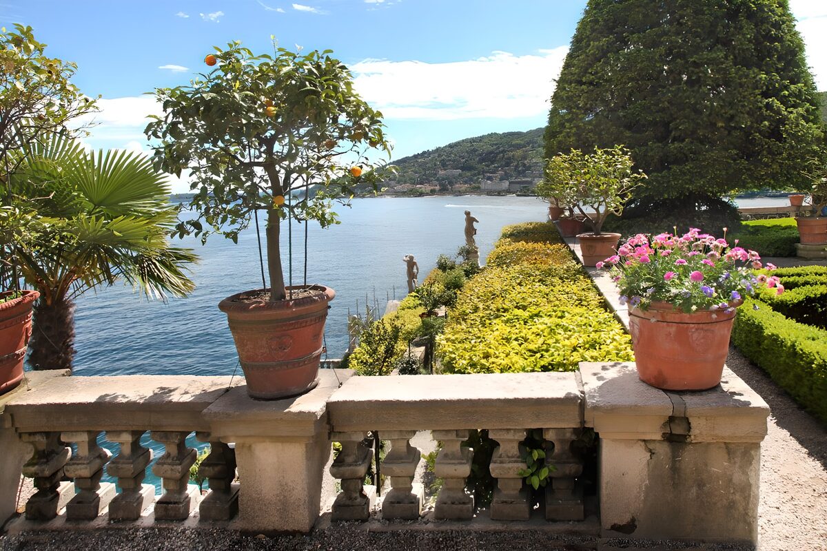 Sonnige Gartenterrasse am Wasser