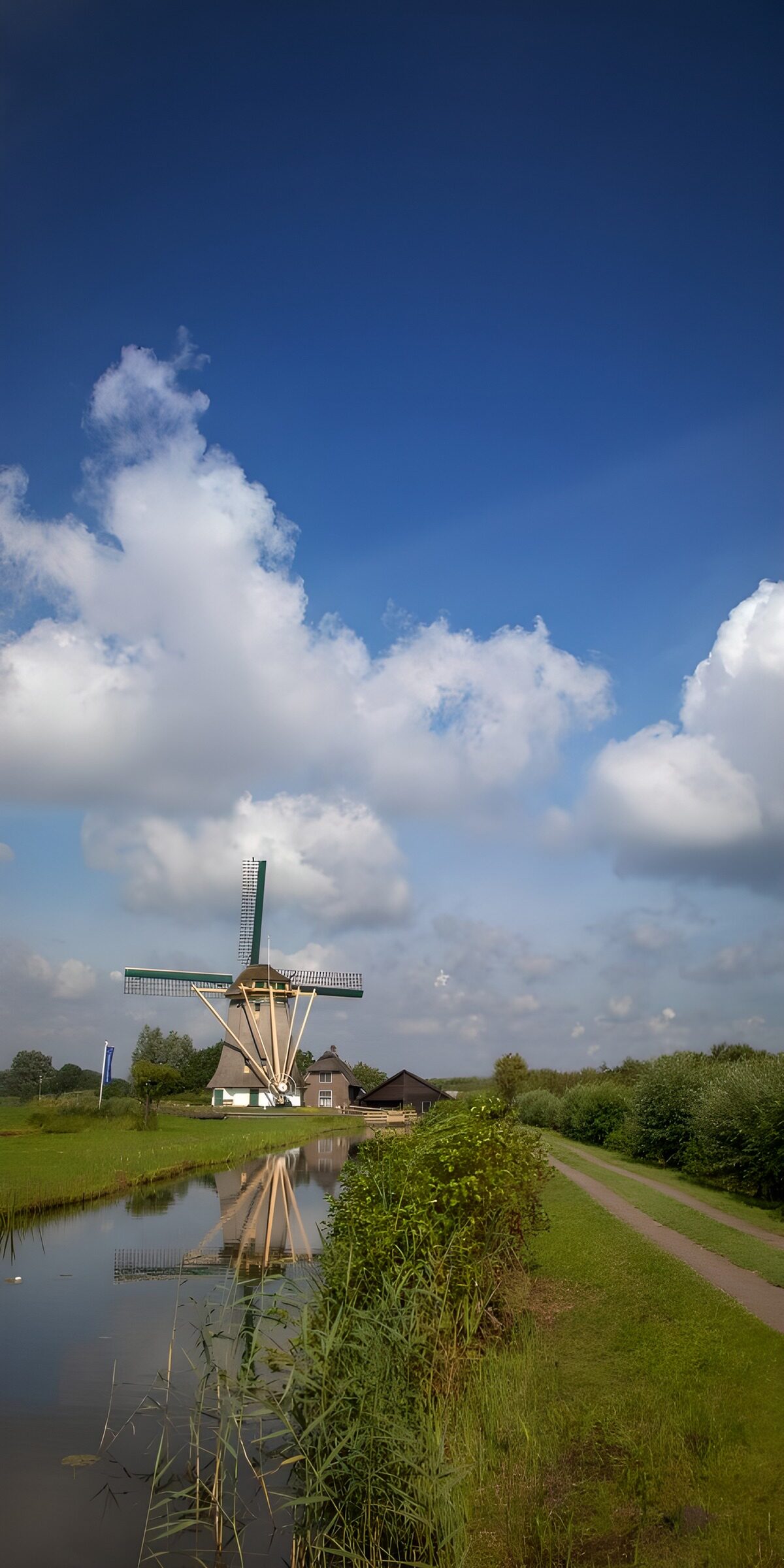 Windmühle unter einem Meer aus Wolken