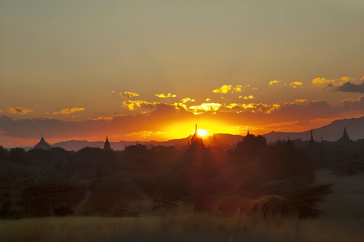 Pagoden im goldenen Sonnenuntergang