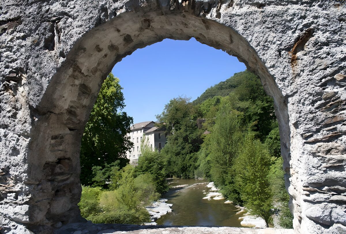 Flussblick durch einen alten Steinbogen