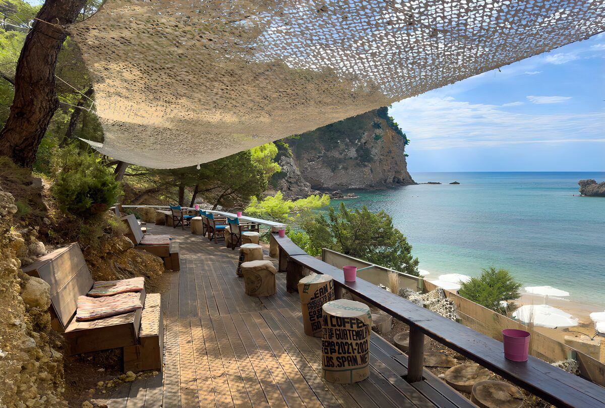 Schattige Terrasse über der türkisblauen Bucht
