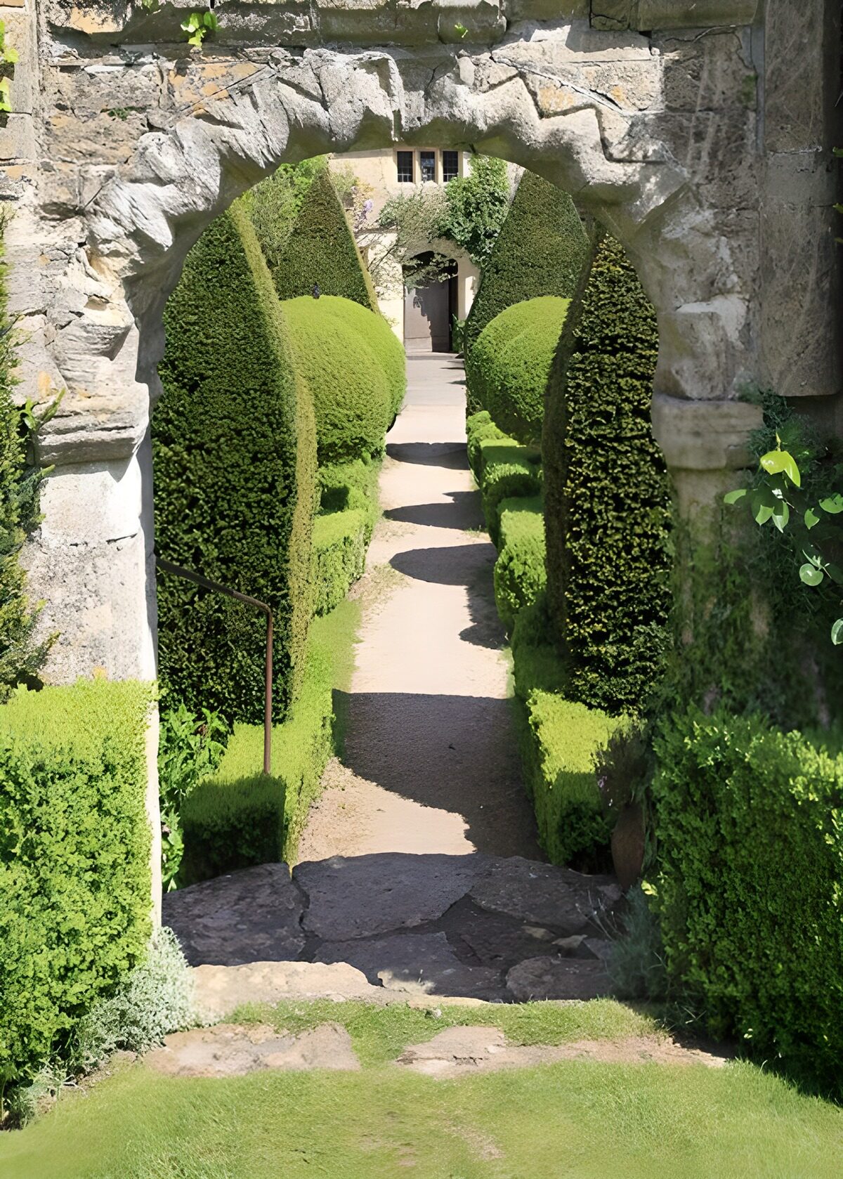 Steinbogen zum sonnigen Formgarten