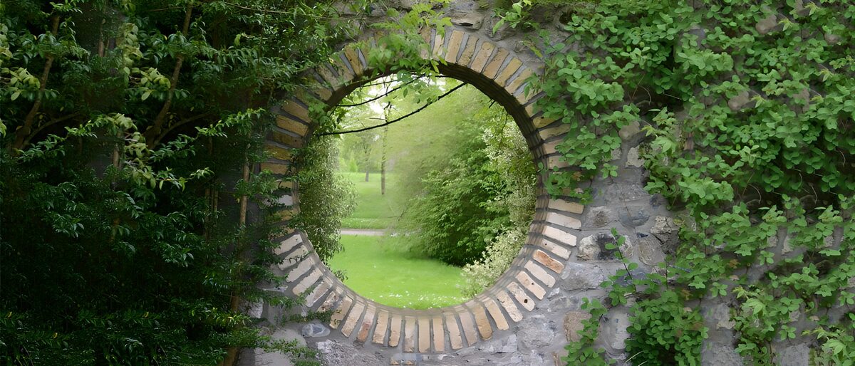 Rundes Mauerfenster zum stillen Garten