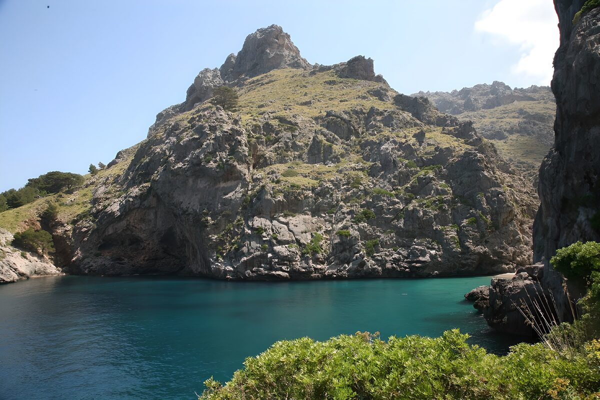 Türkise Bucht unter grauen Felsen