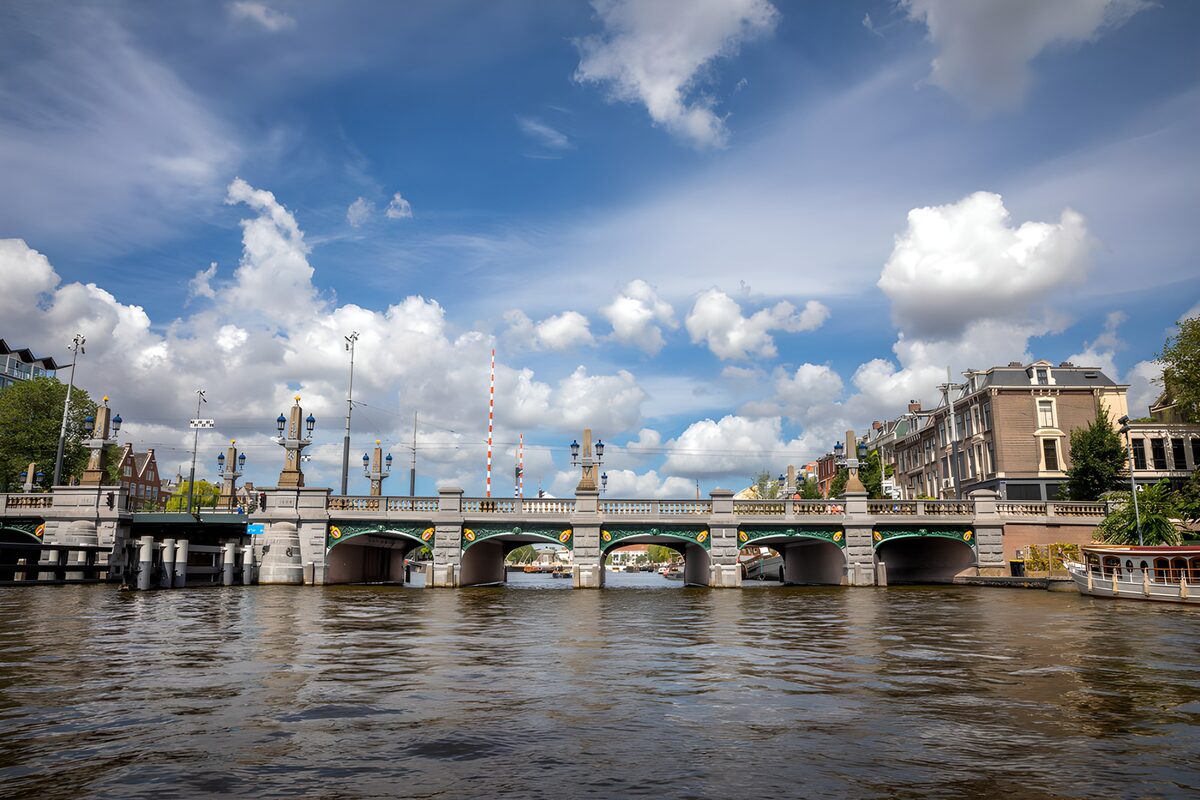 Amsterdamer Bogenbrücke im Sommerlicht