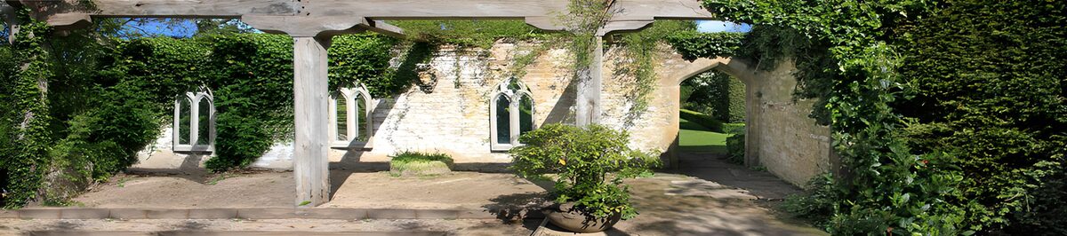Sonniger Innenhof mit Holzpergola