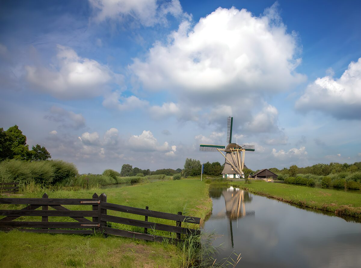 Doppelt gemoppelt: Windmühle am Wasser