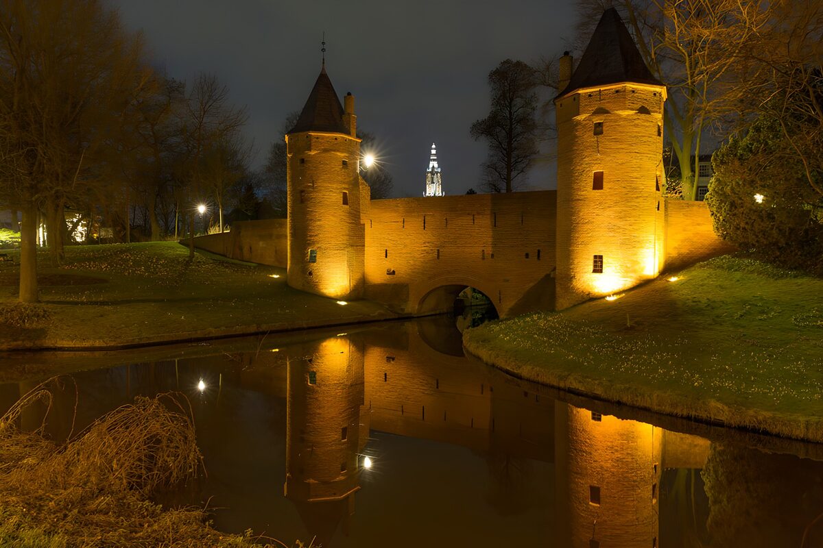 Beleuchtetes Wassertor bei Nacht