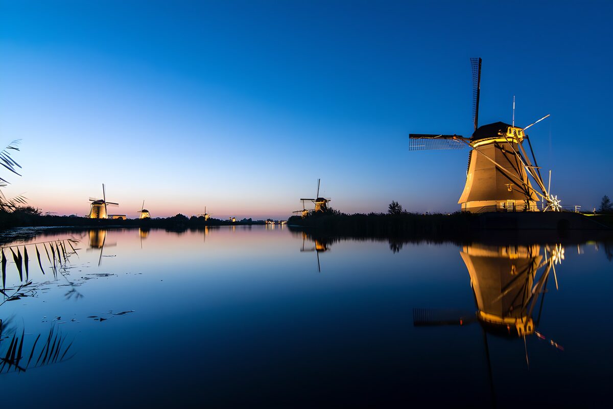 Windmühlen am Wasser in der Dämmerung