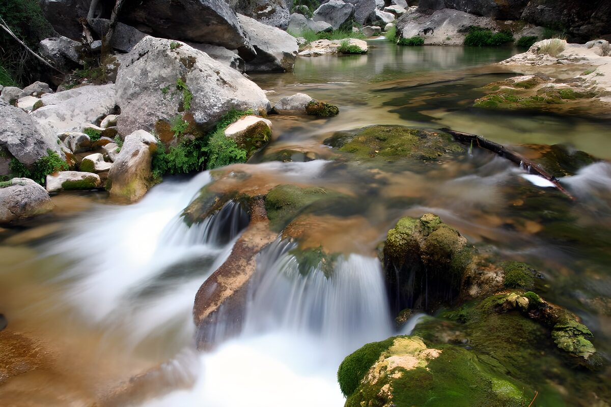 Weiße Wasserbänder zwischen grauen Felsen