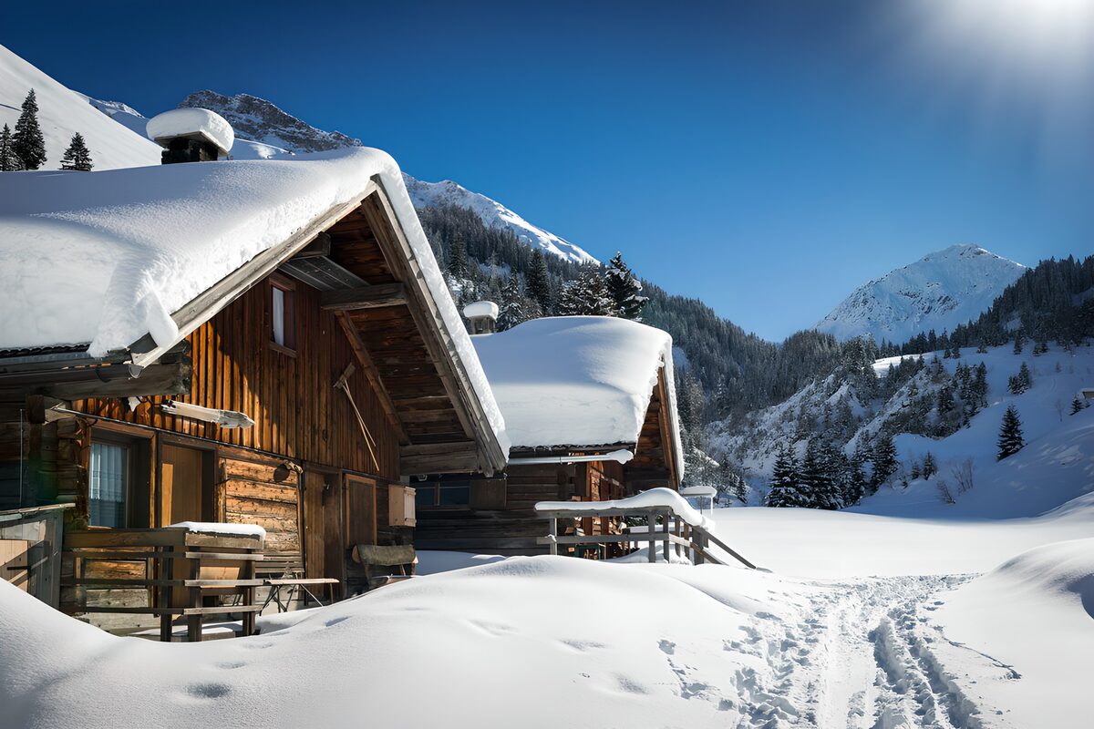 Holzhütten im sonnigen Bergwinter