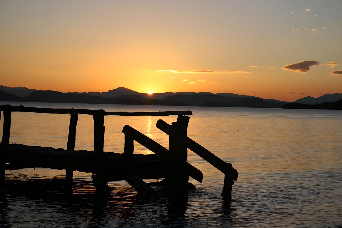 Ein Steg zwischen Schatten und Abendgold