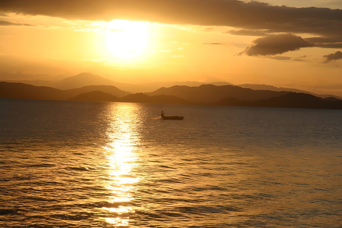 Boot im goldenen Sonnenuntergang