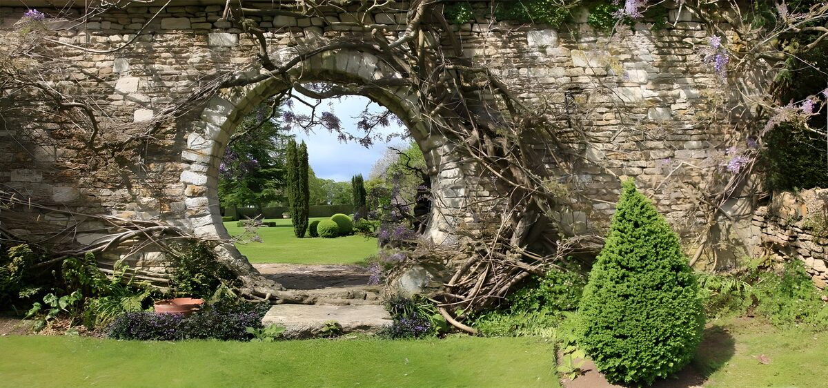 Alter Steinbogen im grünen Garten