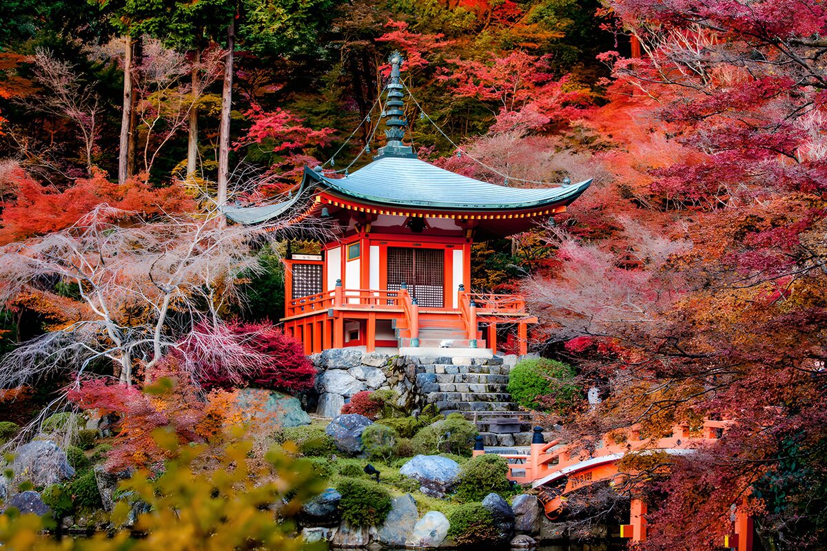 Japanischer Pavillon im bunten Herbst