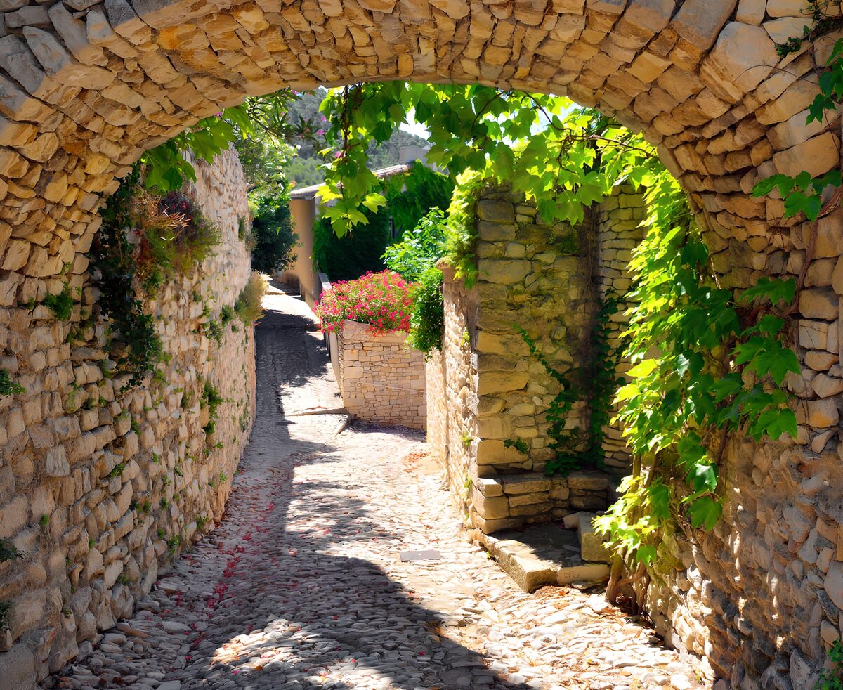 Schmale Gasse unter dem Steinbogen