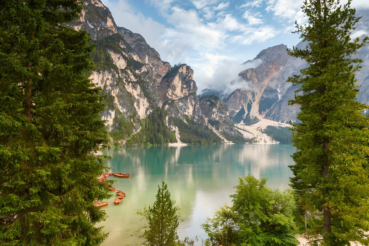 Ein See aus Türkis im Arm der Berge