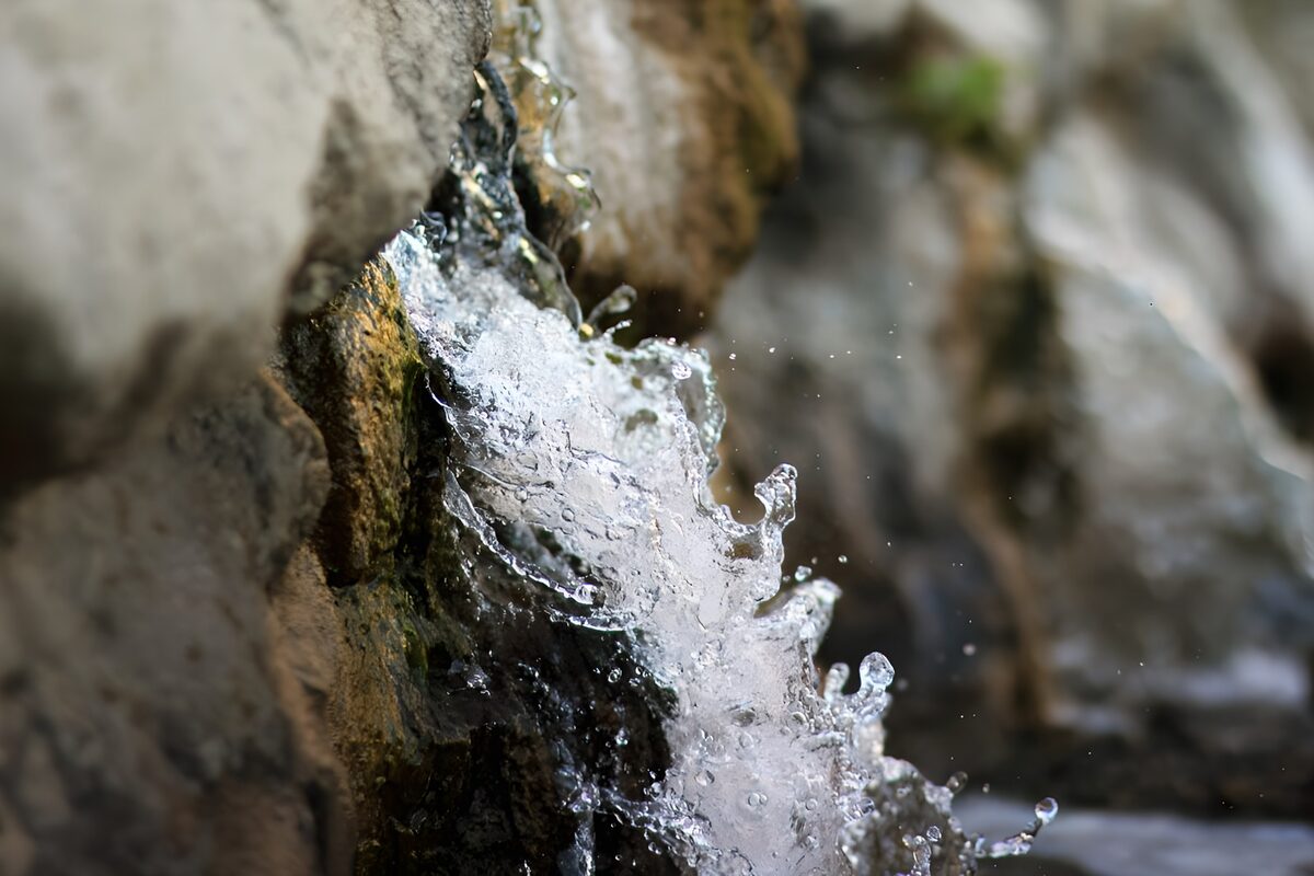 Wasserspritzer zwischen grauen Felsen