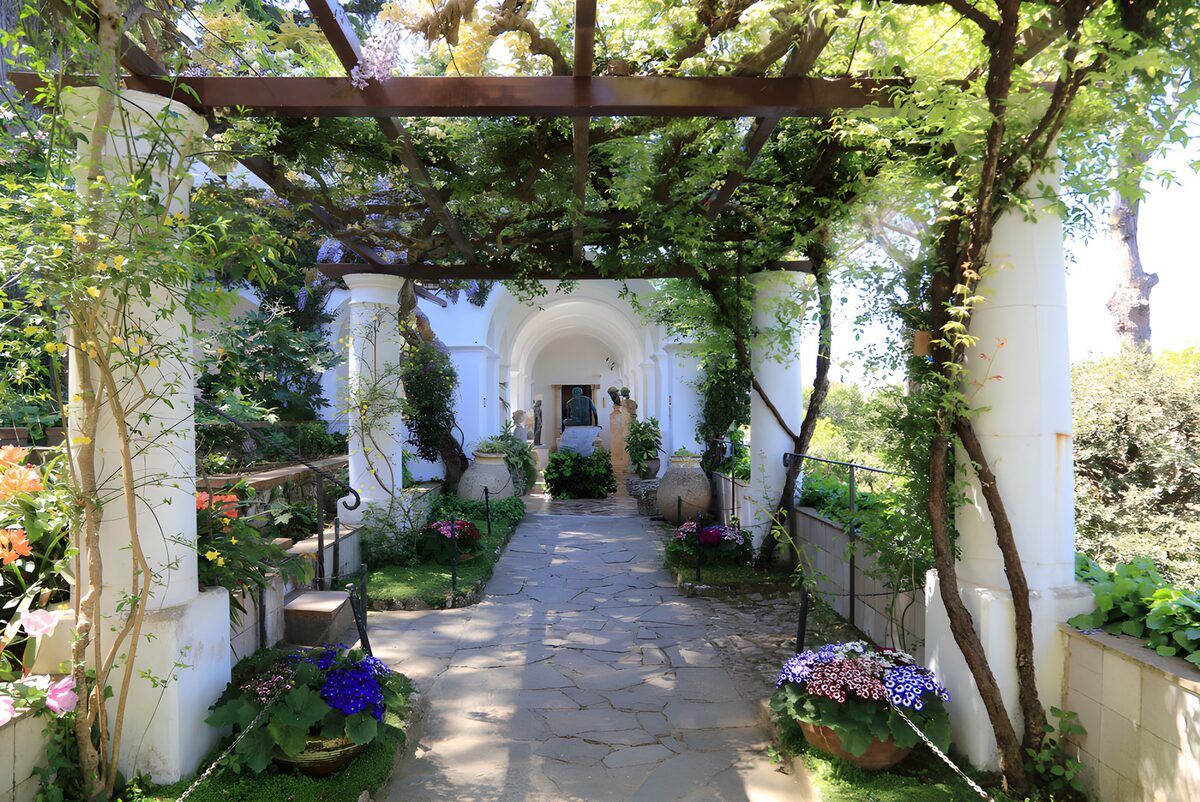 Gartenweg unter der schattigen Pergola