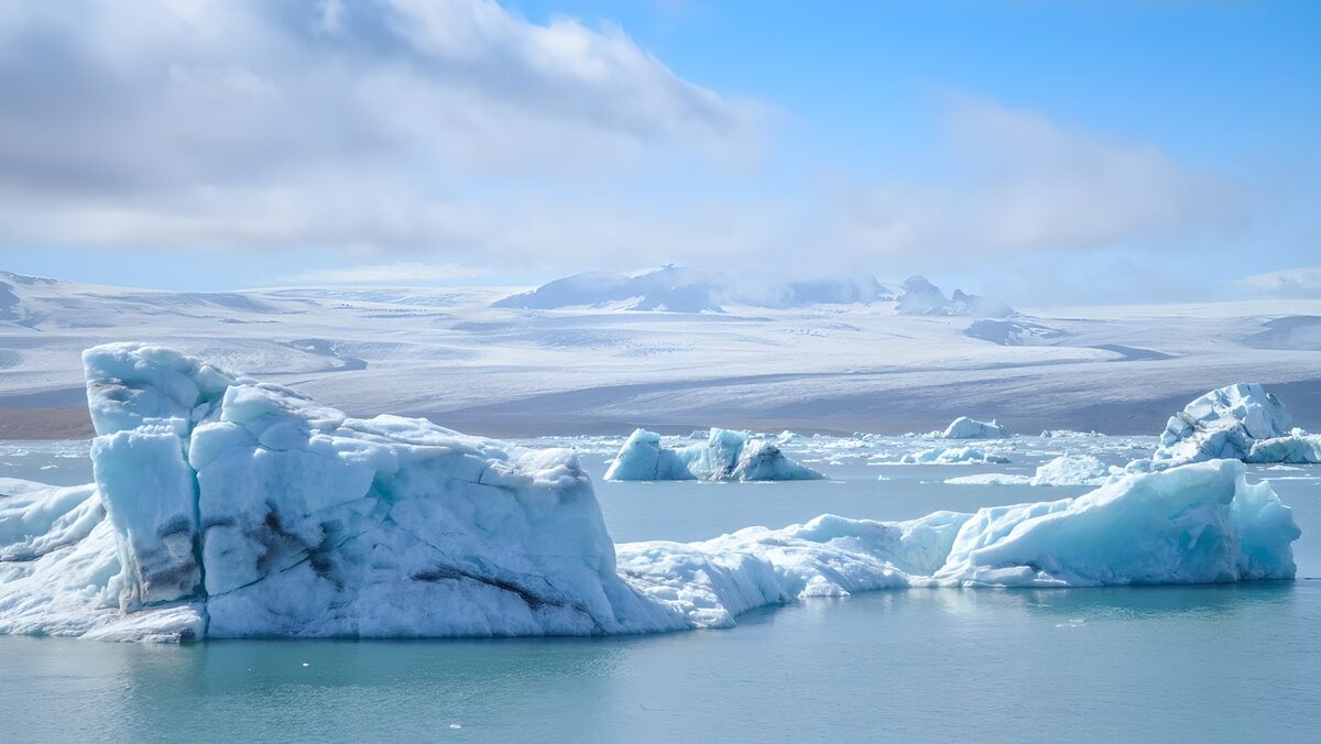 Eisberge im stillen türkisblauen Wasser