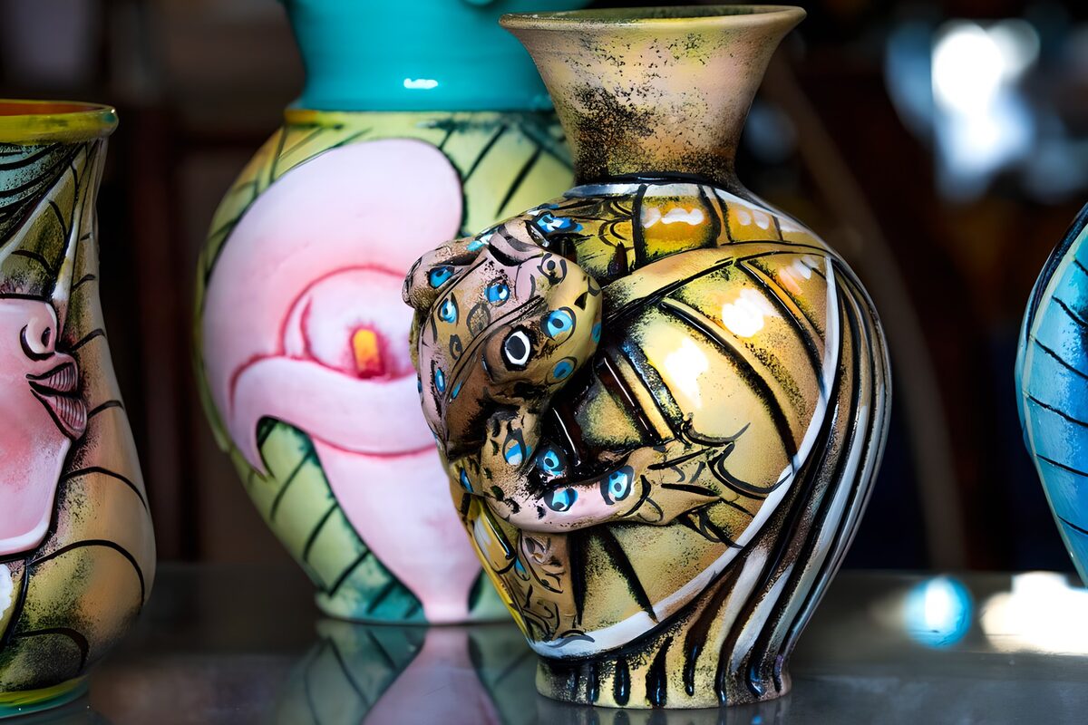 Bunte Keramikvase mit glänzendem Frosch